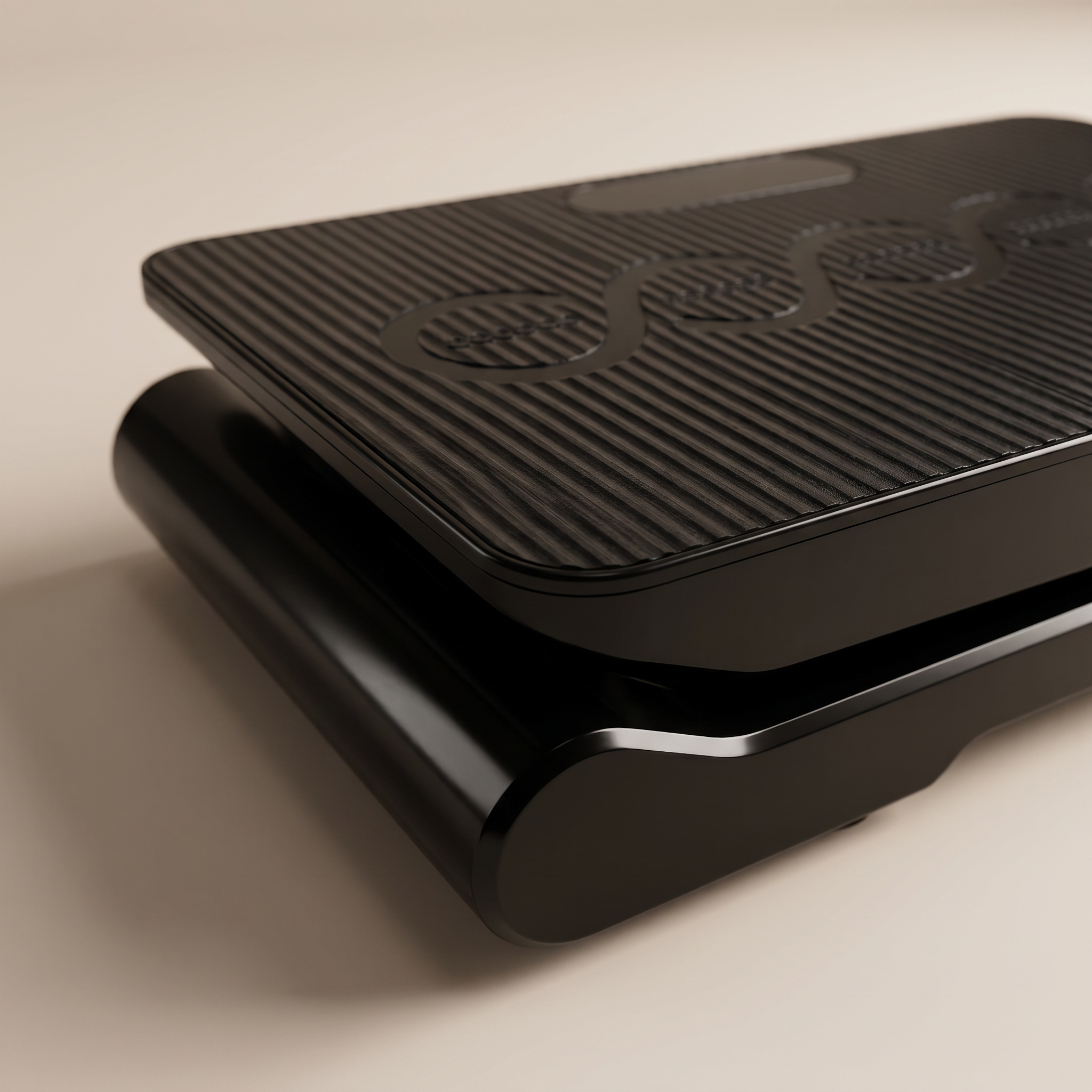 Close-up of the non-slip top surface of the Vaebo Pro Plate